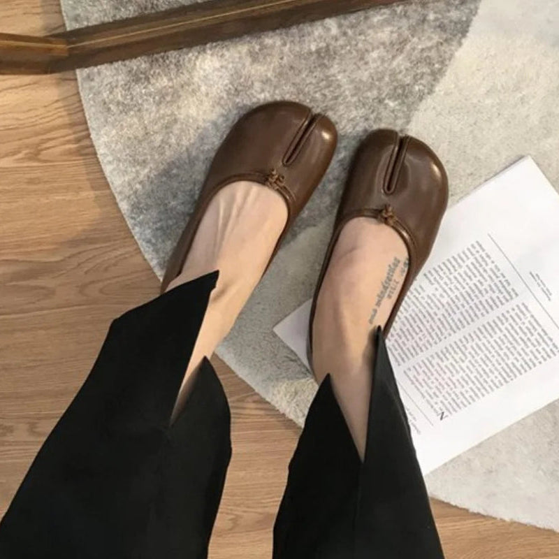 Élan Split-Toe Flats